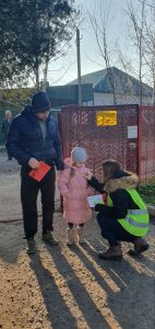 в МАДОУ ЦРР д/с 22 участники патруля напоминали родителям и детям о соблюдение правил дорожного движения по пути следования в детский сад